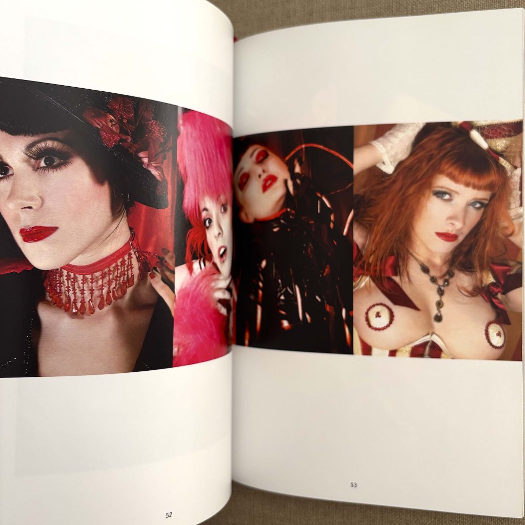miss red red girls love book hôtel (17)