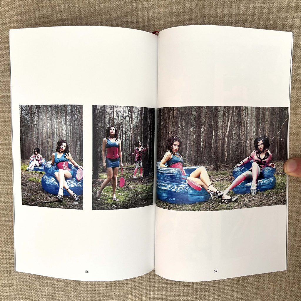 miss red red girls love book hôtel (18)