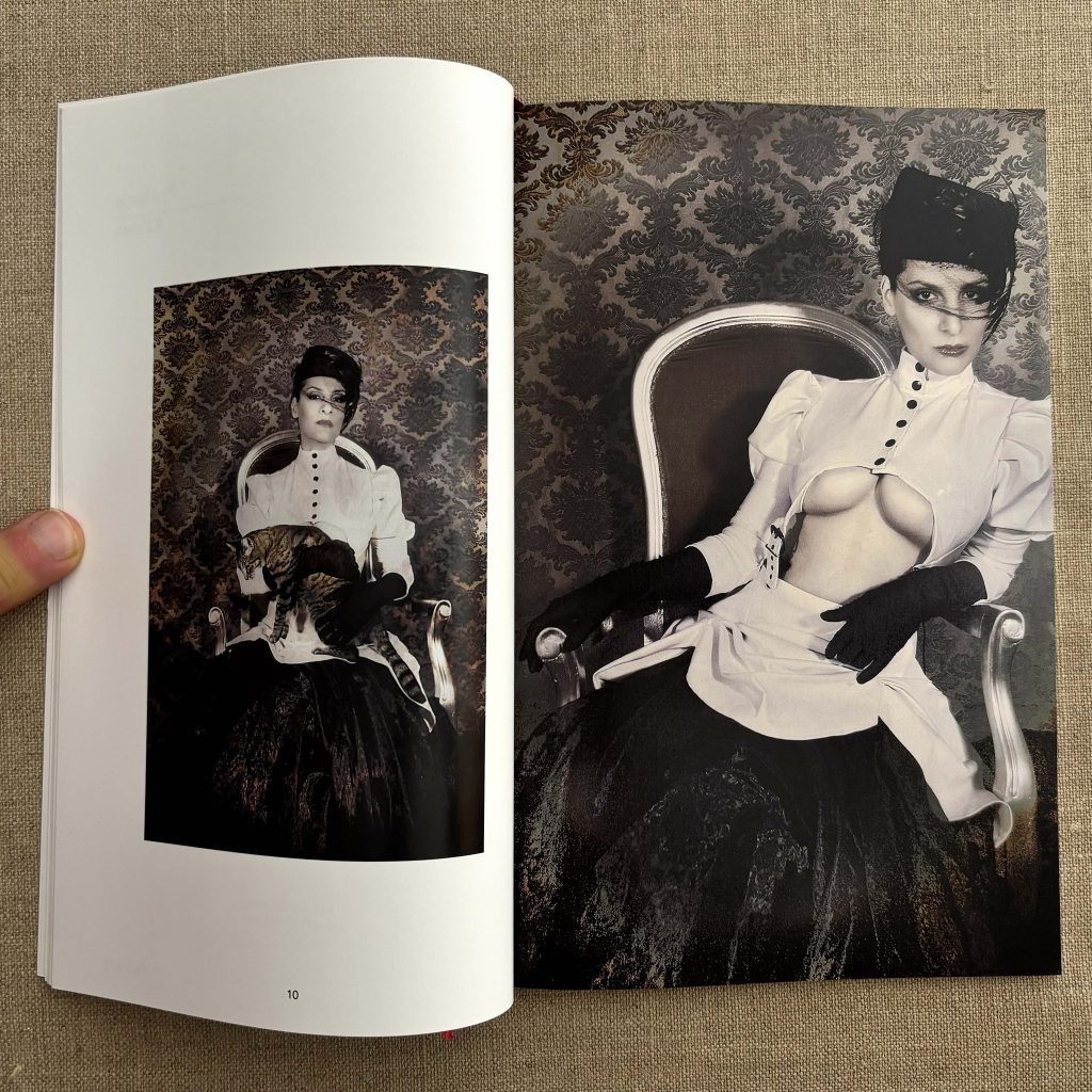 miss red red girls love book hôtel (5)